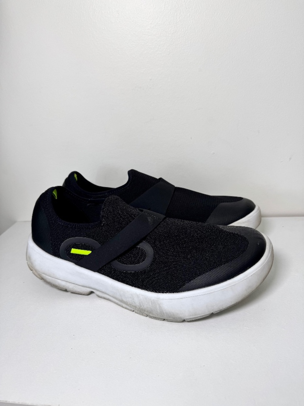 OOFOS OOmg Low Black/White Slip On Mesh Comfort Sneaker | Size 14